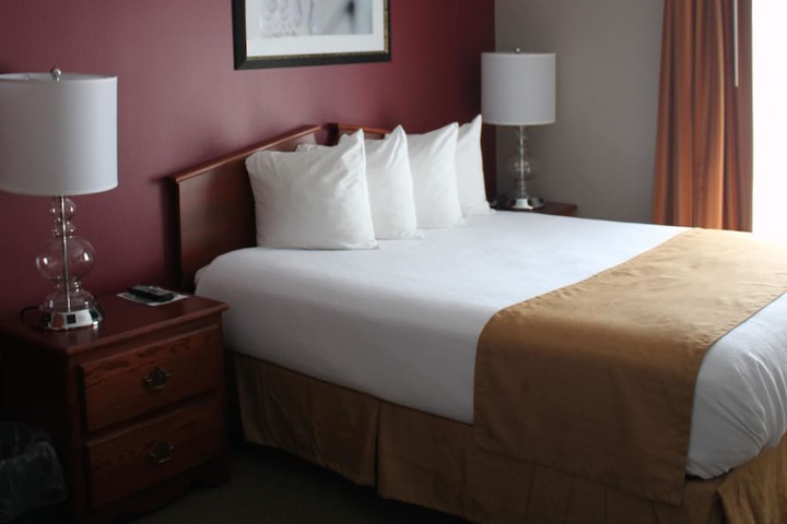 1 Bedroom Queen Bed Accessible (5 of 10)