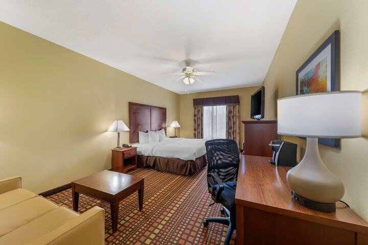 1 King Bed Executive Room 42 Inch LCD Television Microwave and Refrigerator Sofa Bed Full Breakfast (6 of 14)