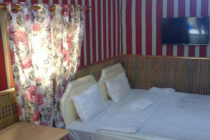 Room 9 of 12