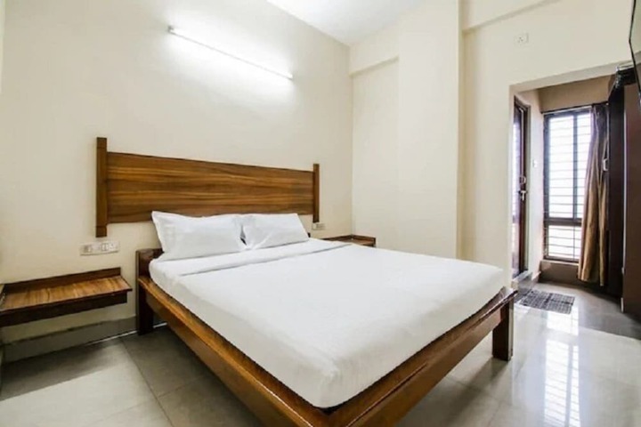 Room 6 of 12
