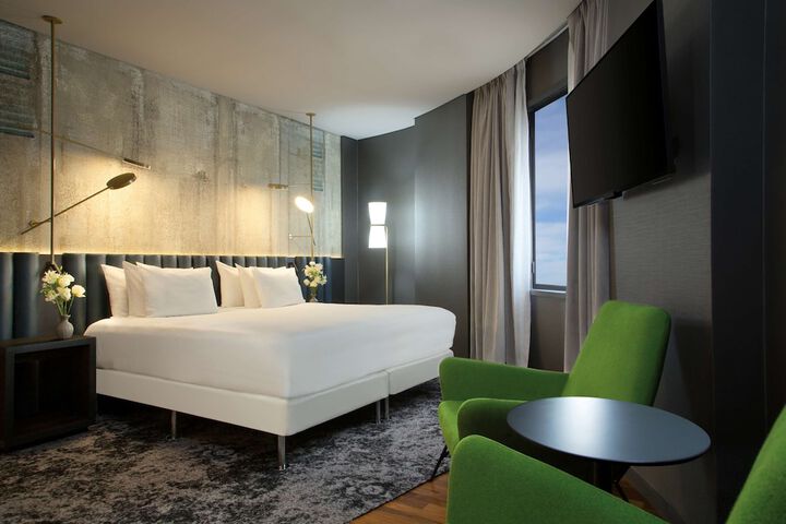 Room 5 of 32