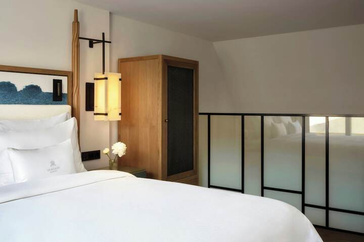 Room 33 of 168
