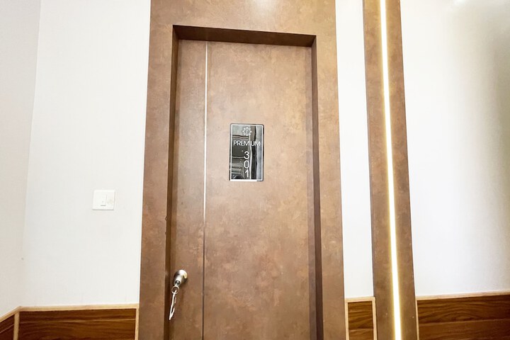 Room 16 of 100