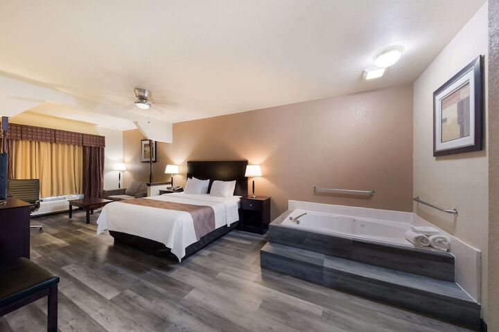 1 King Bed Accessible (27 of 27)