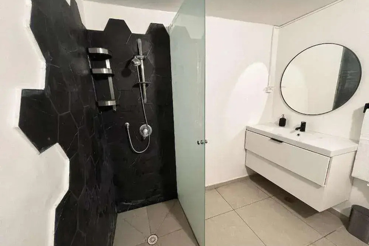 Room 6 of 11