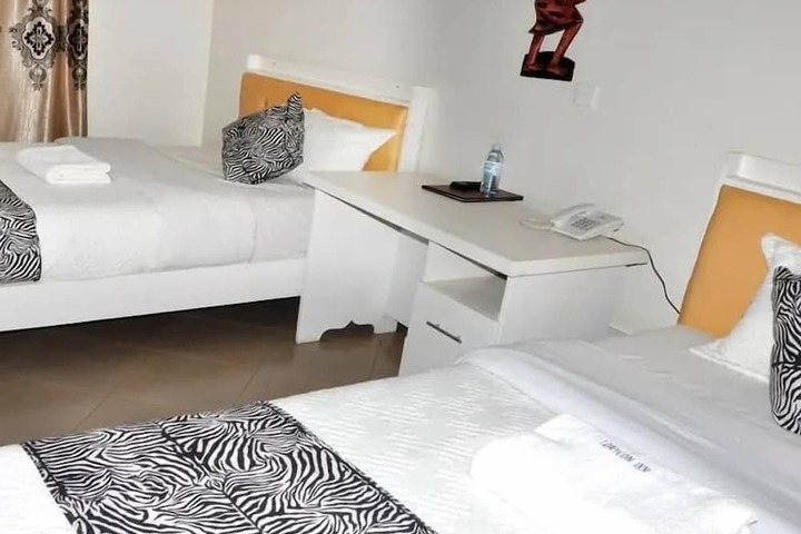 Room 5 of 8