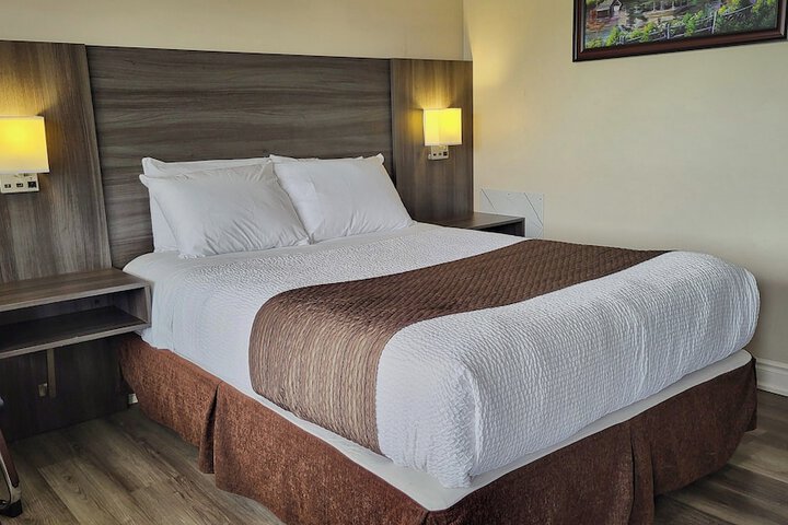Maple Leaf Inn & Suites