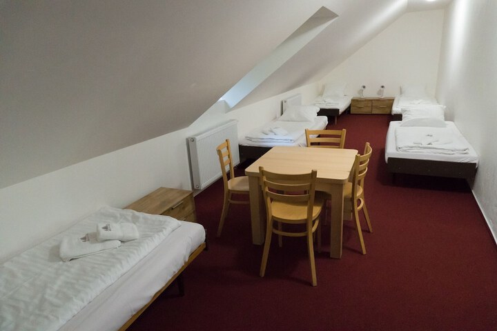 Room 5 of 83