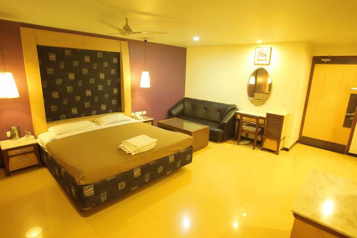 Room 5 of 12