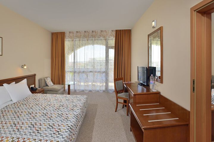 Room 6 of 103
