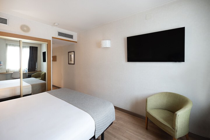 Room 12 of 42