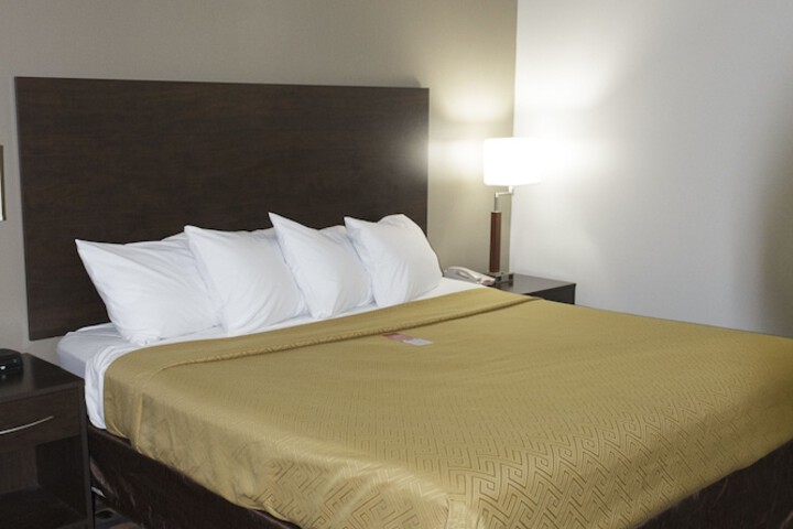 1 King Bed (2 of 7)