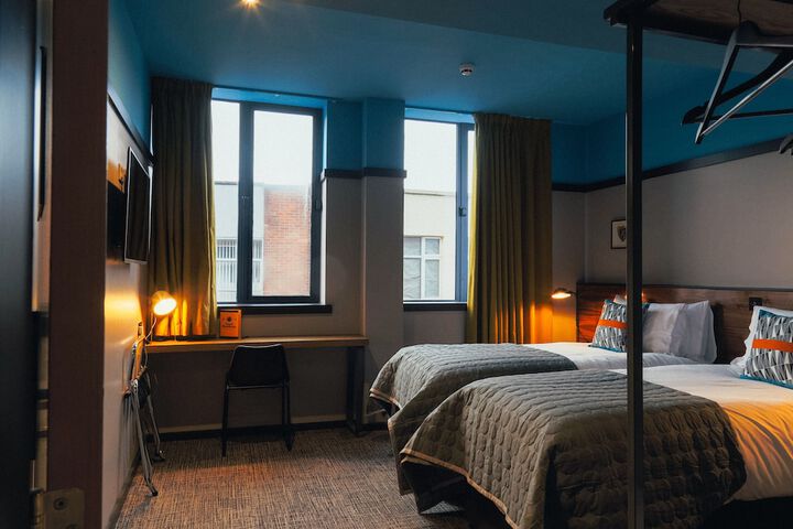 Room 27 of 90