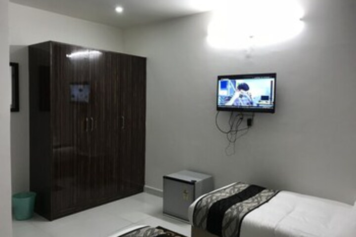Room 17 of 27