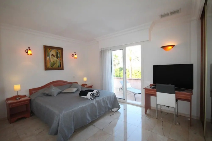 Room 4 of 15