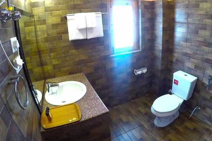 Room 4 of 8
