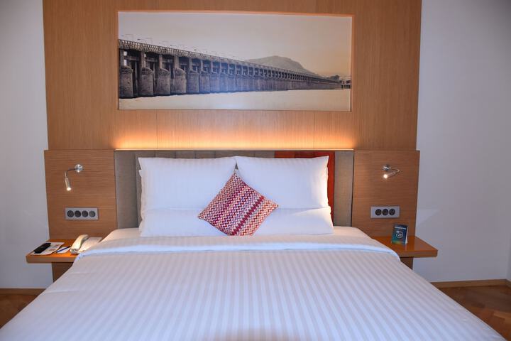 Room 9 of 104