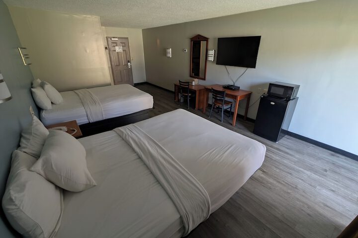 1 Queen Bed (16 of 16)