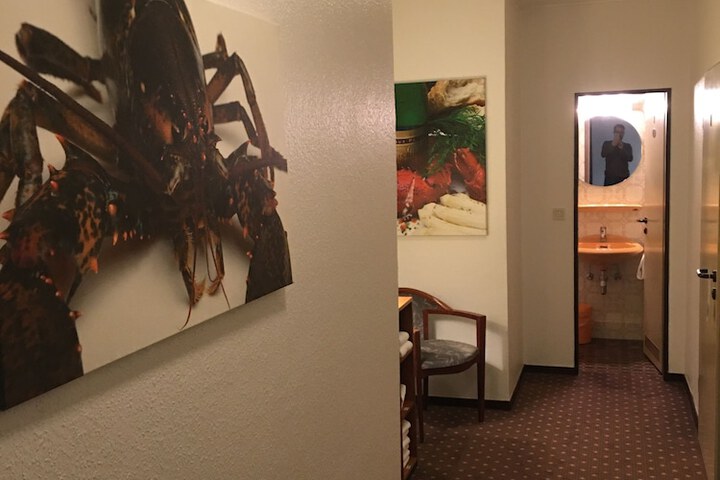 Room 8 of 33