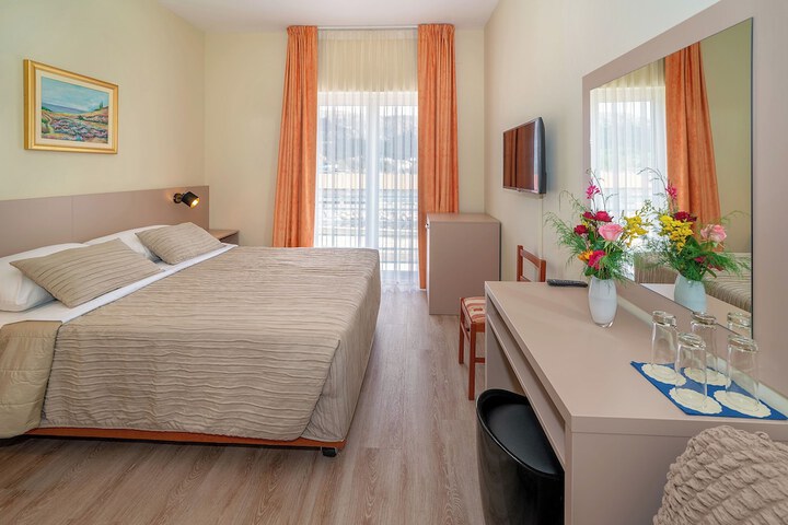 Room 32 of 235