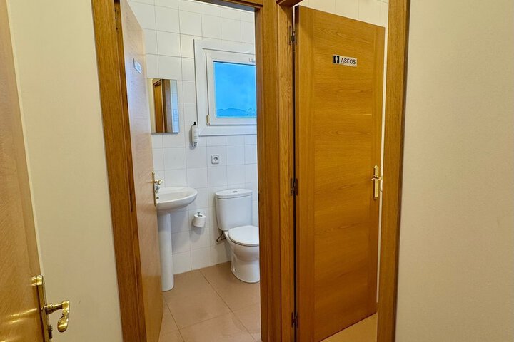 Room 32 of 38
