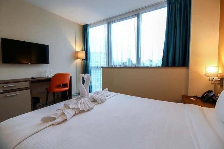 Room 2 of 49