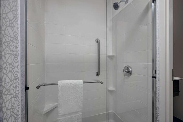1 Queen Mobility Hearing Accessible Tub (3 of 16)