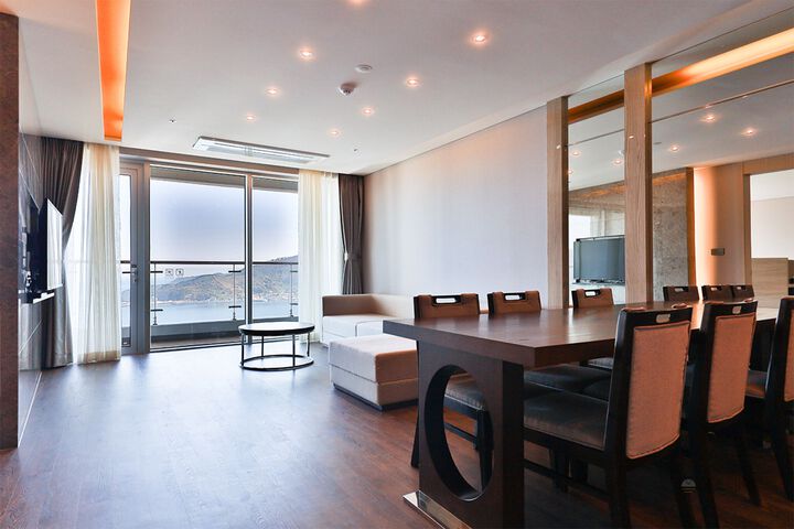 Room 28 of 108
