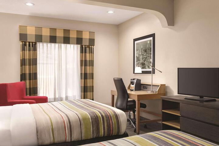 2 Queen Beds (1 of 6)