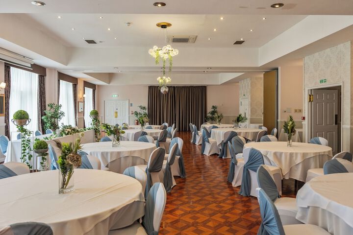 Ballroom/Hall 81 of 92