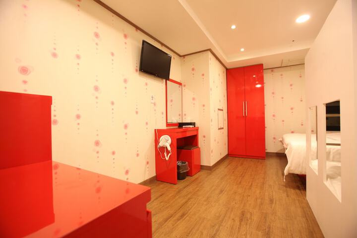 Room 13 of 46