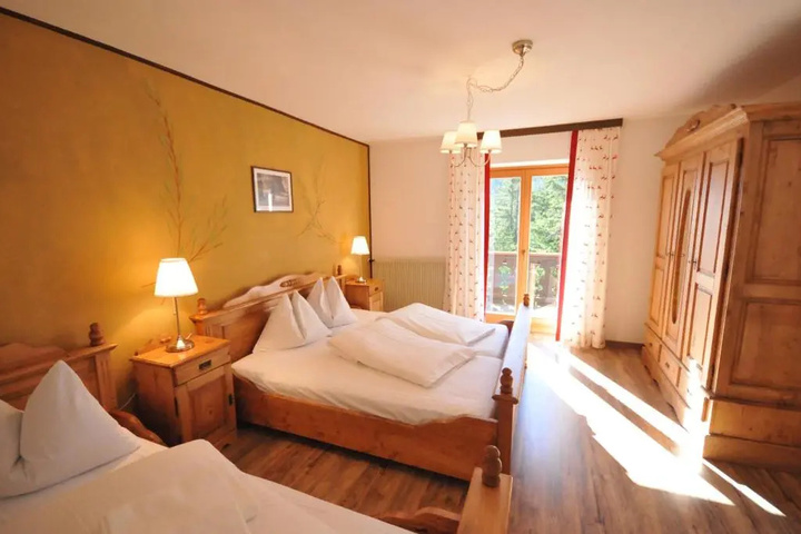 Room 4 of 15