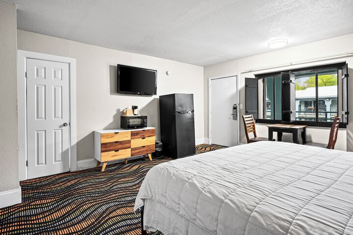 1 King Bed (21 of 30)
