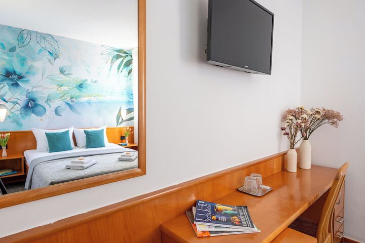 Room 6 of 42