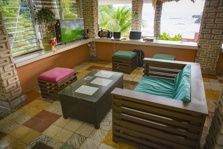 Lounge 40 of 57