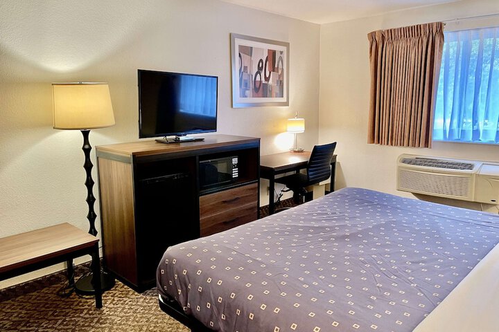 1 King Bed Microwave and Refrigerator WiFi Continental Breakfast (2 of 4)