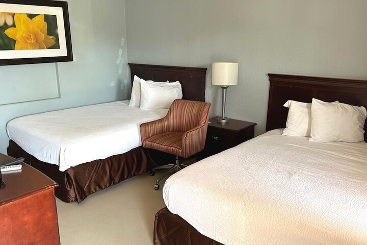 1 Queen Bed (8 of 10)