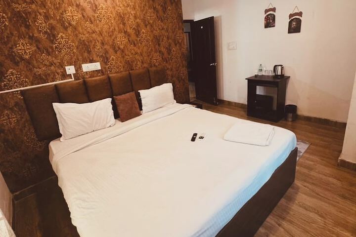Room 12 of 33