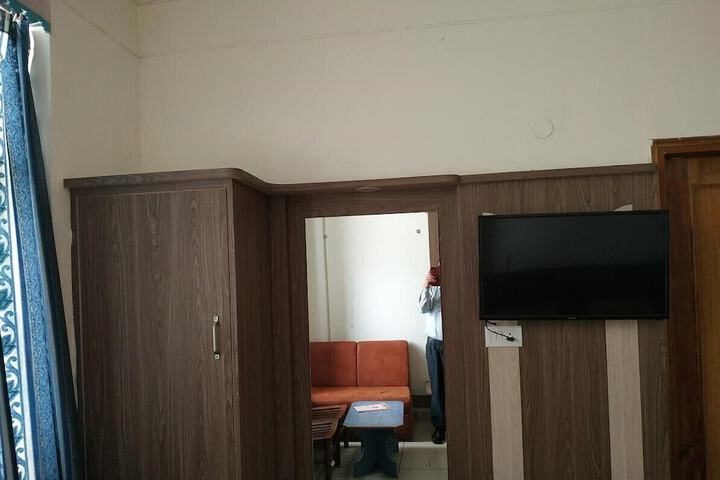 Room 5 of 33