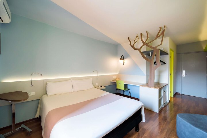 Room 21 of 48