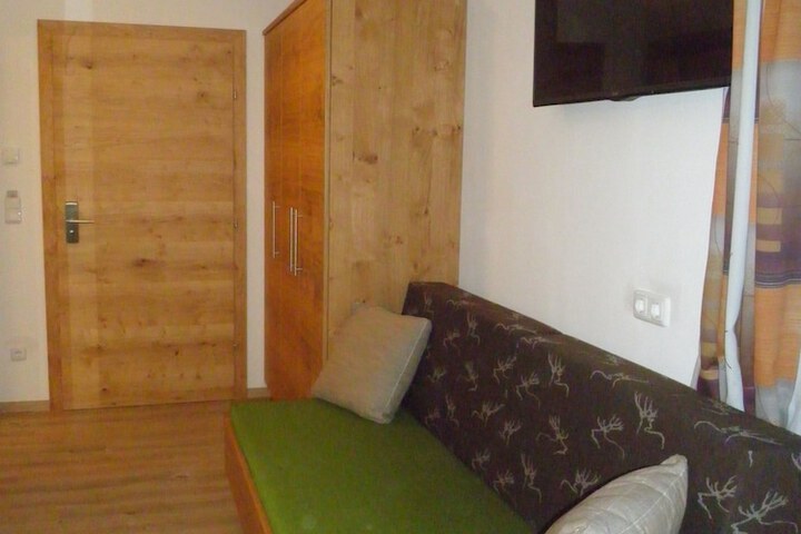 Room 8 of 96