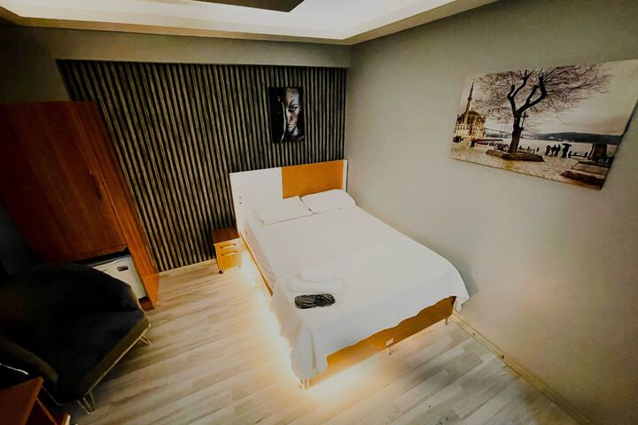 Room 7 of 9
