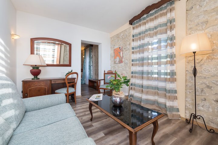 Room 25 of 103