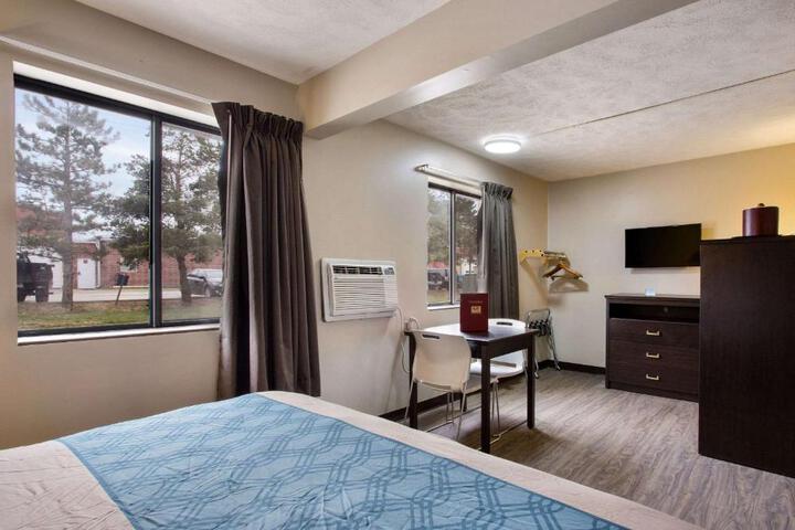 1 Queen Bed (11 of 13)