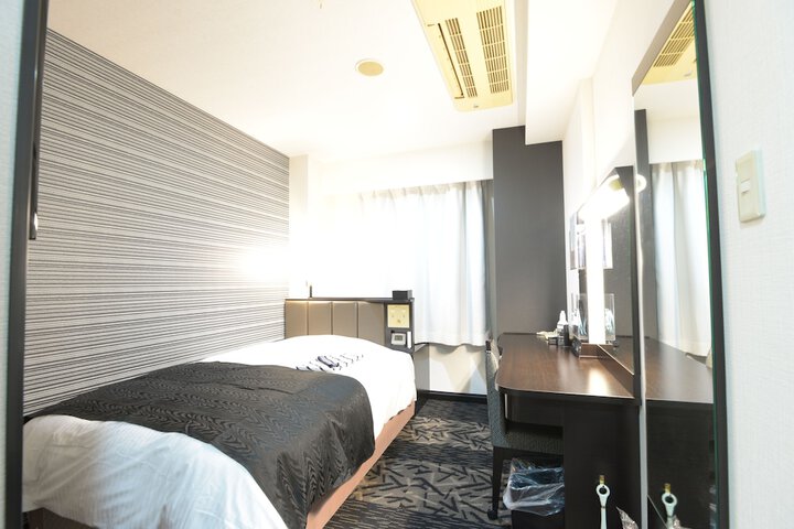 Room 4 of 25