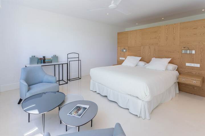 Room 2 of 32