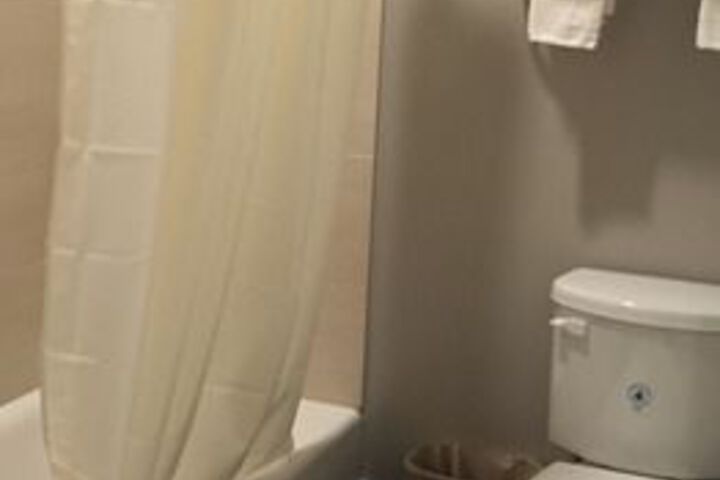 Room 2 of 65