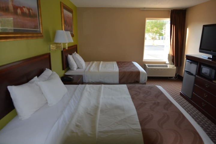 2 Queen Beds (10 of 11)