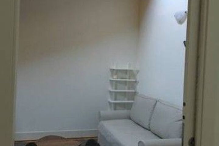 Room 6 of 9