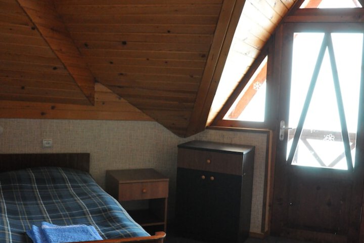 Room 10 of 13